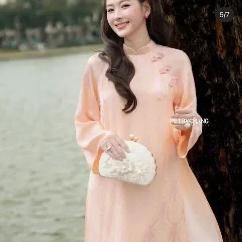 [petbychang] thửa lên người rùi mới biết vì sao mẫu này giá gốc gần 2 củ nha các ty, vừa sang vừa thơ chất xịnh ,vải lụa nhạ xá nó mềm và bay nếu lụa trụng quốc chất đểu trộng vải sẽ xấu lên dáng kh đẹp như các mẫu lụa nha xá chuẩn đâu ạ. 5