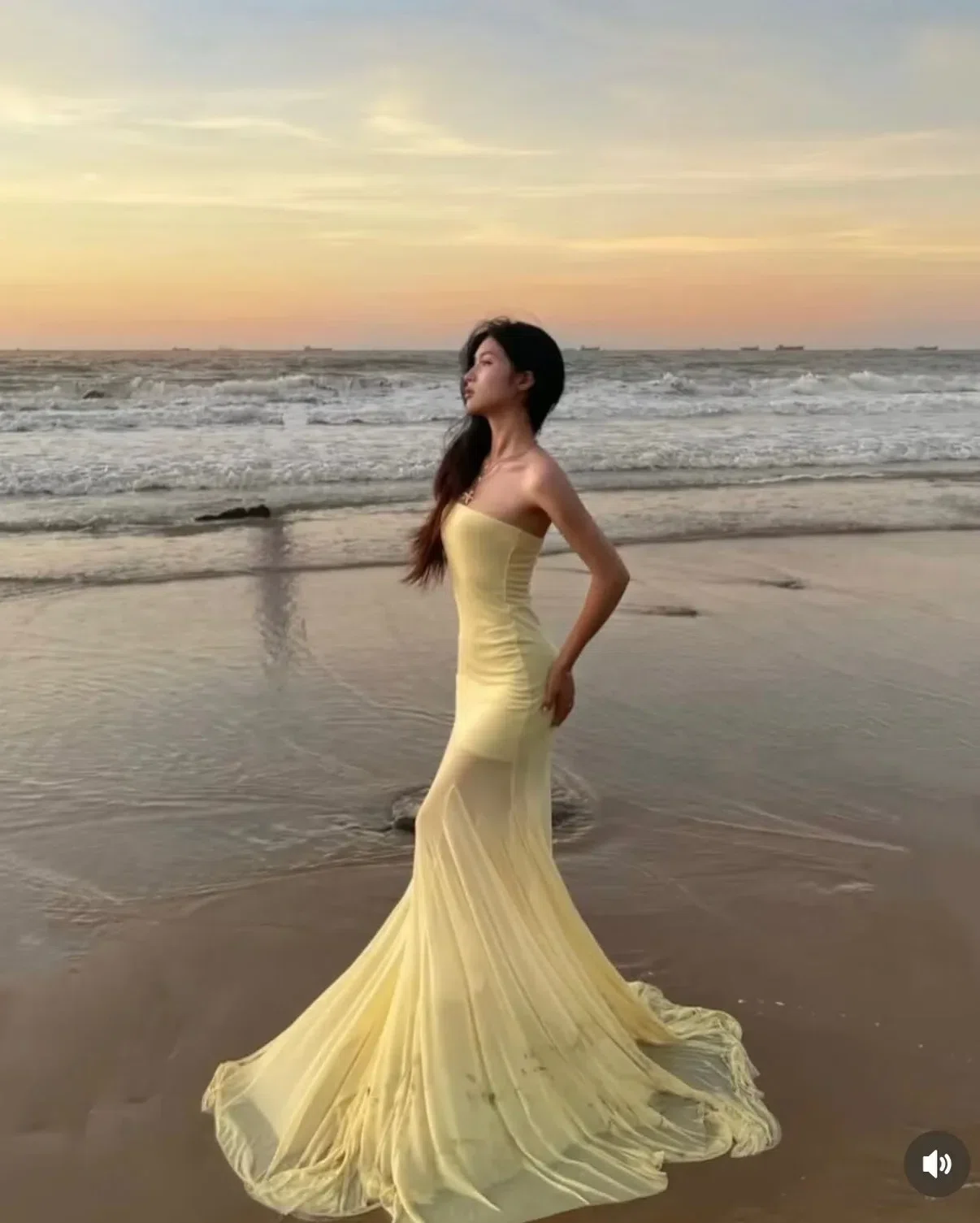 Cho thuê váy vàng dài size L 15