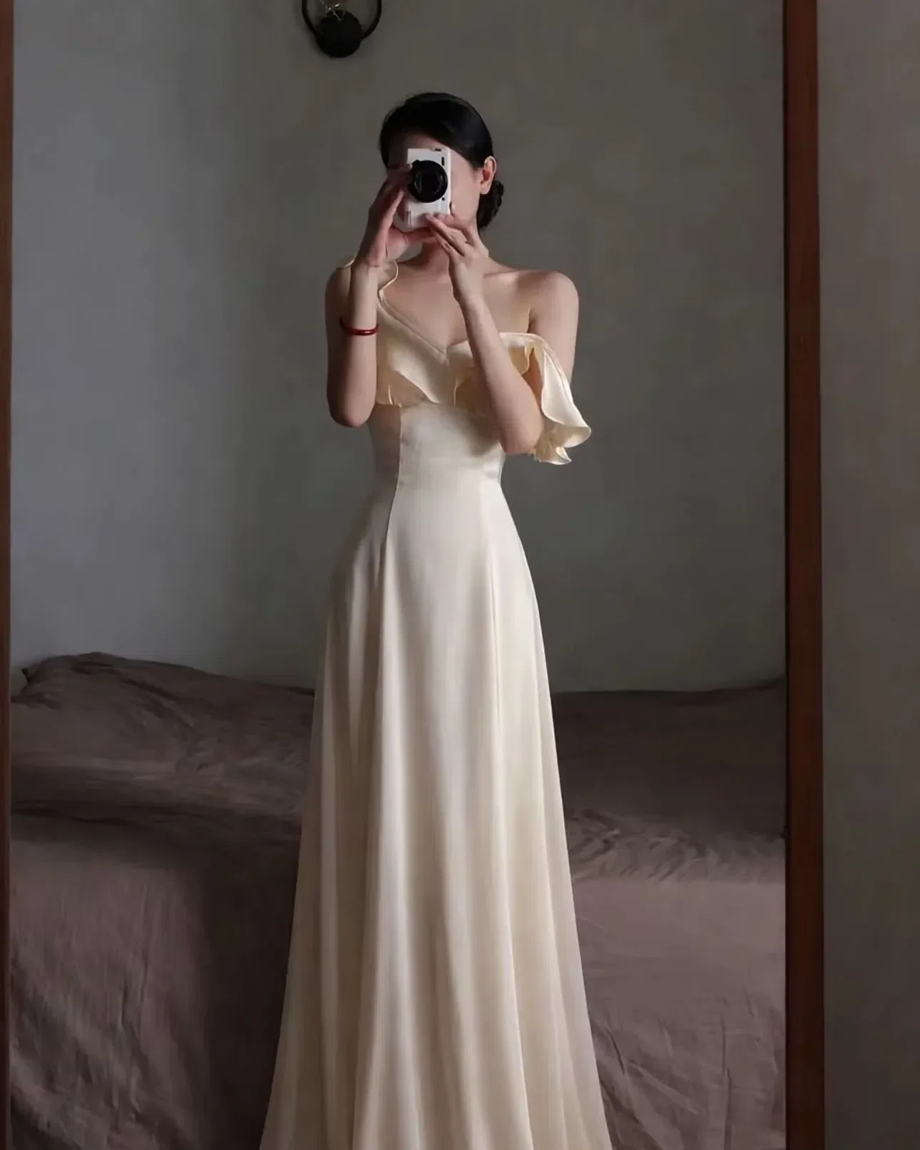 Váy lụa dài tay trễ bèo 3