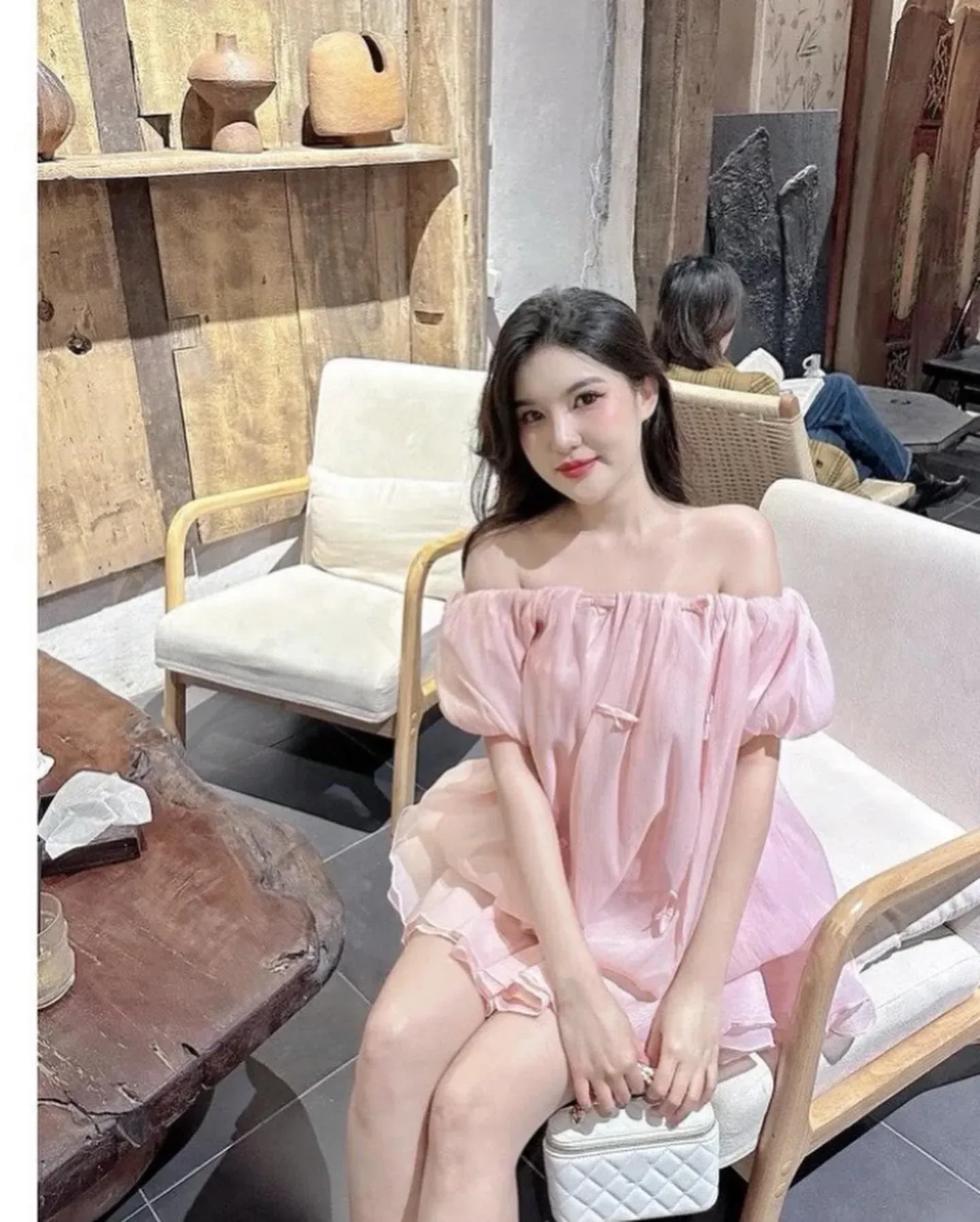 Váy trễ vai voan tơ đính nơ màu hồng 1