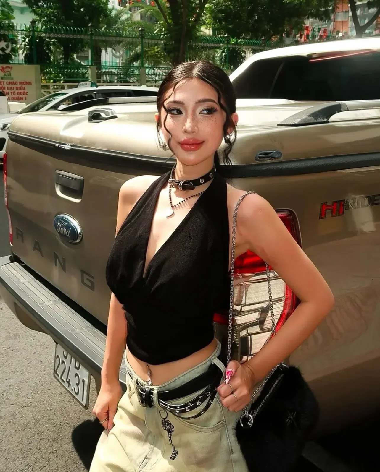 E áo cổ yếm dc chuộng nhứt năm nayy🫶🏻 phối gì cug đẹpp ạ 3