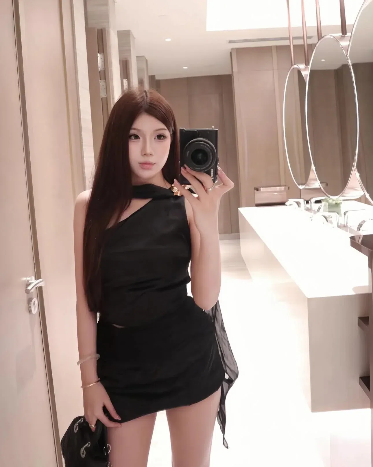 Áo lệch vai tà dài x Chân váy nhún 4