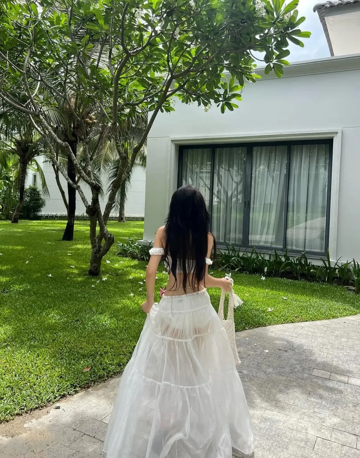 Áo tay bồng trắng ST0002 + Mitzi skirt VT0002 + Kiwikiwi short white QT0001 9