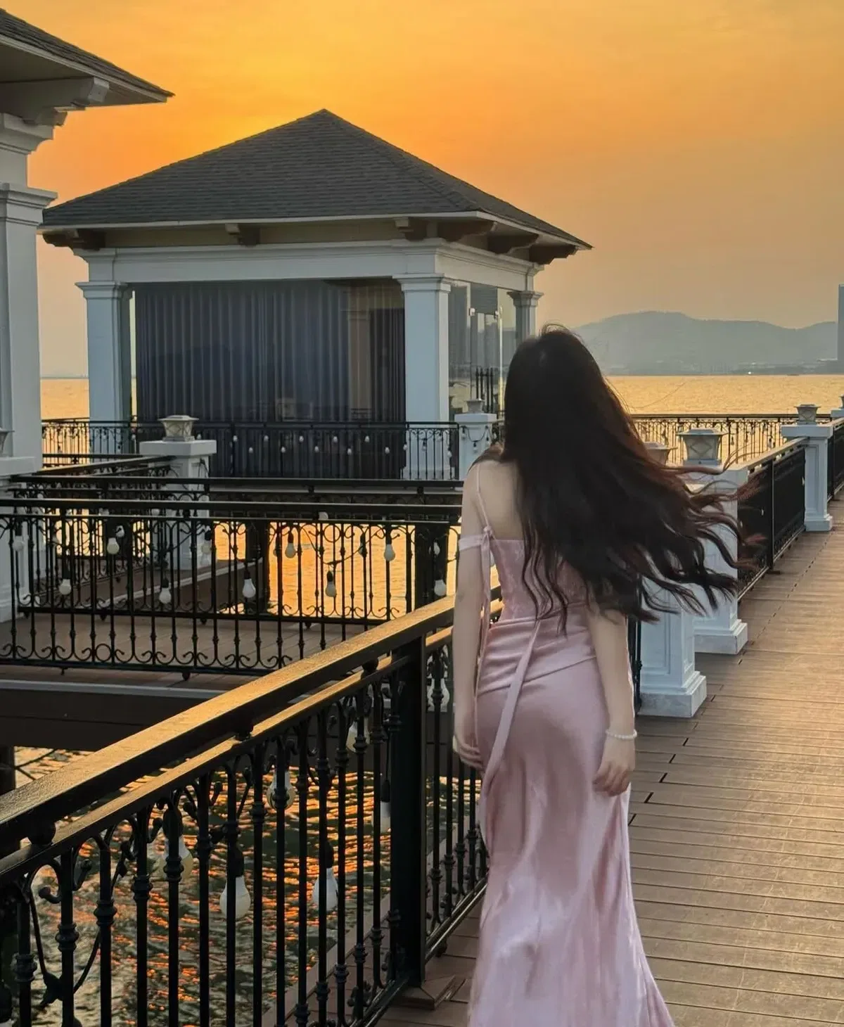 Váy lụa trễ vai màu hồng 4