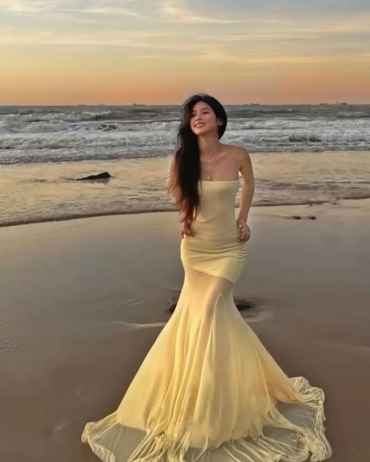 Cho thuê váy vàng dài size L 20