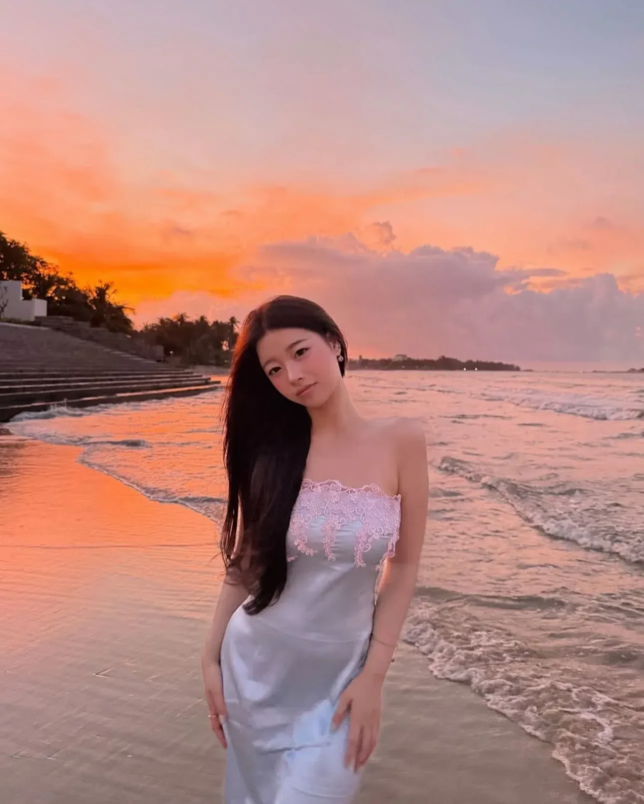 Đầm lụa cúp dáng lỡ ren ngực 2