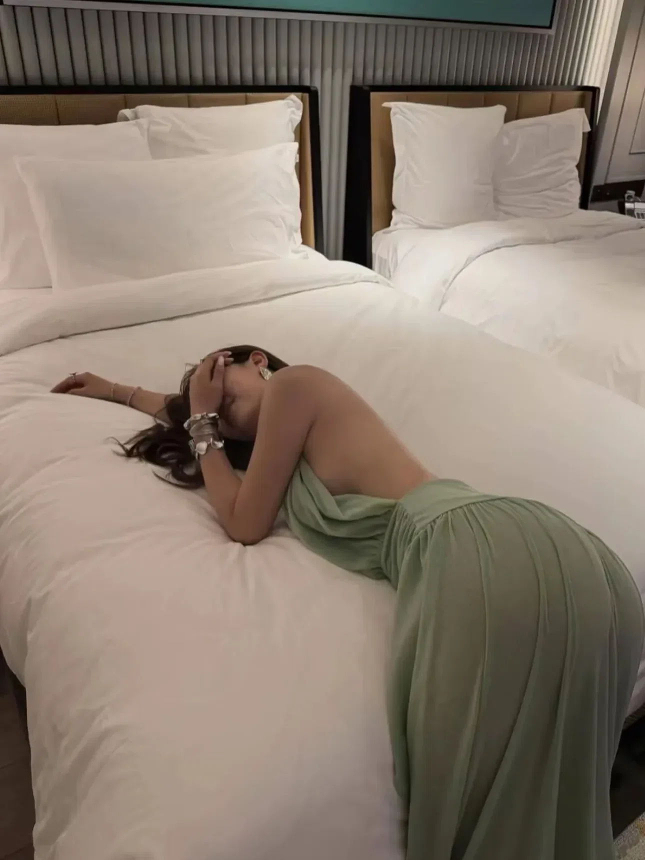 V597 Amoura Gown XANH 15