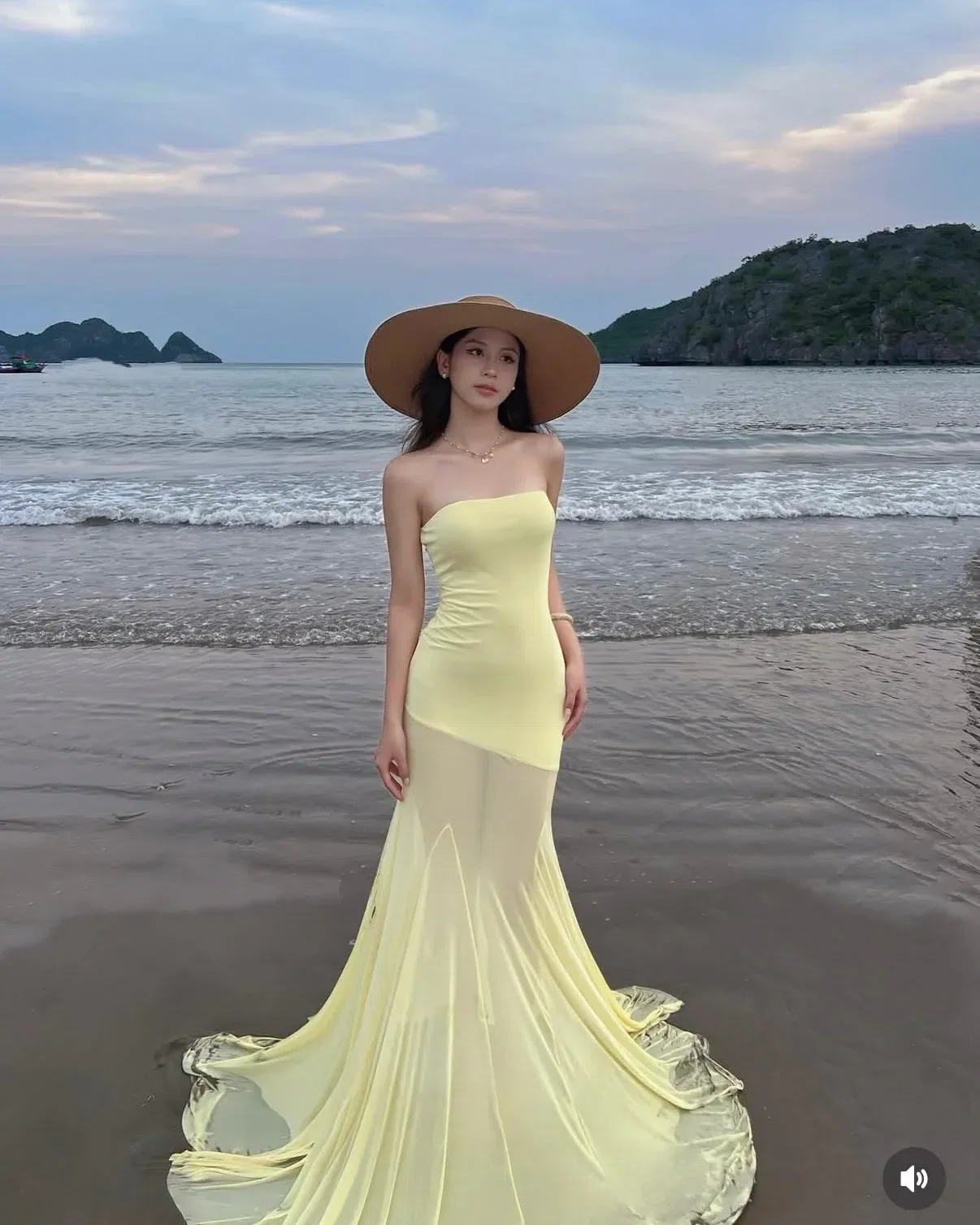 Cho thuê váy vàng dài size L 2