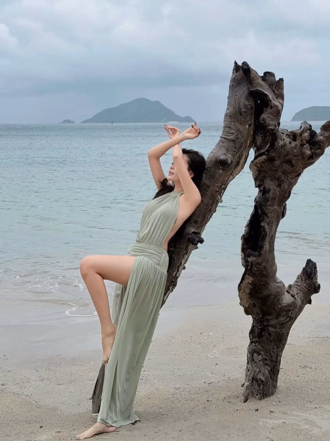 V597 Amoura Gown XANH 11