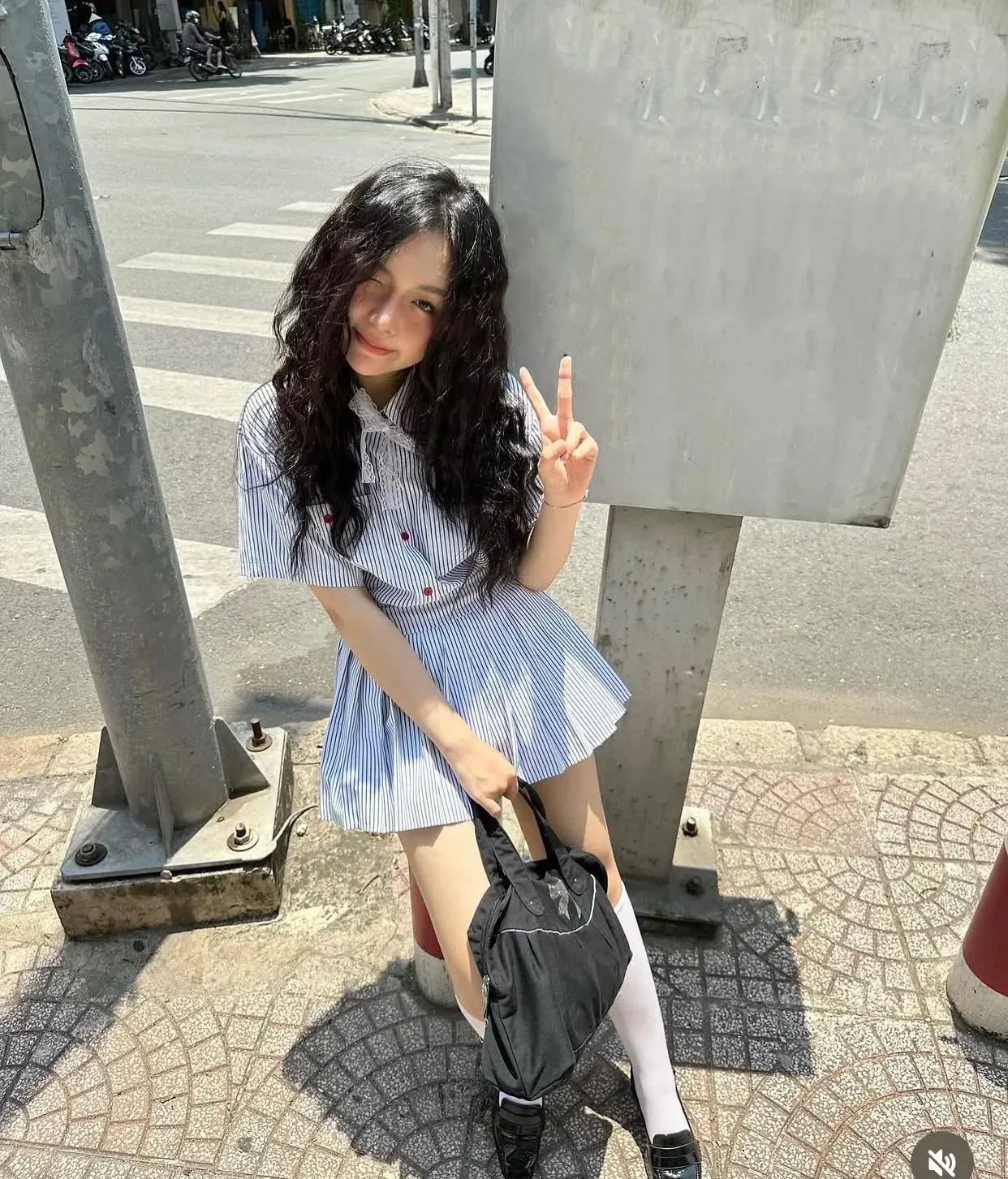 K kèm dây nơ cổ 5