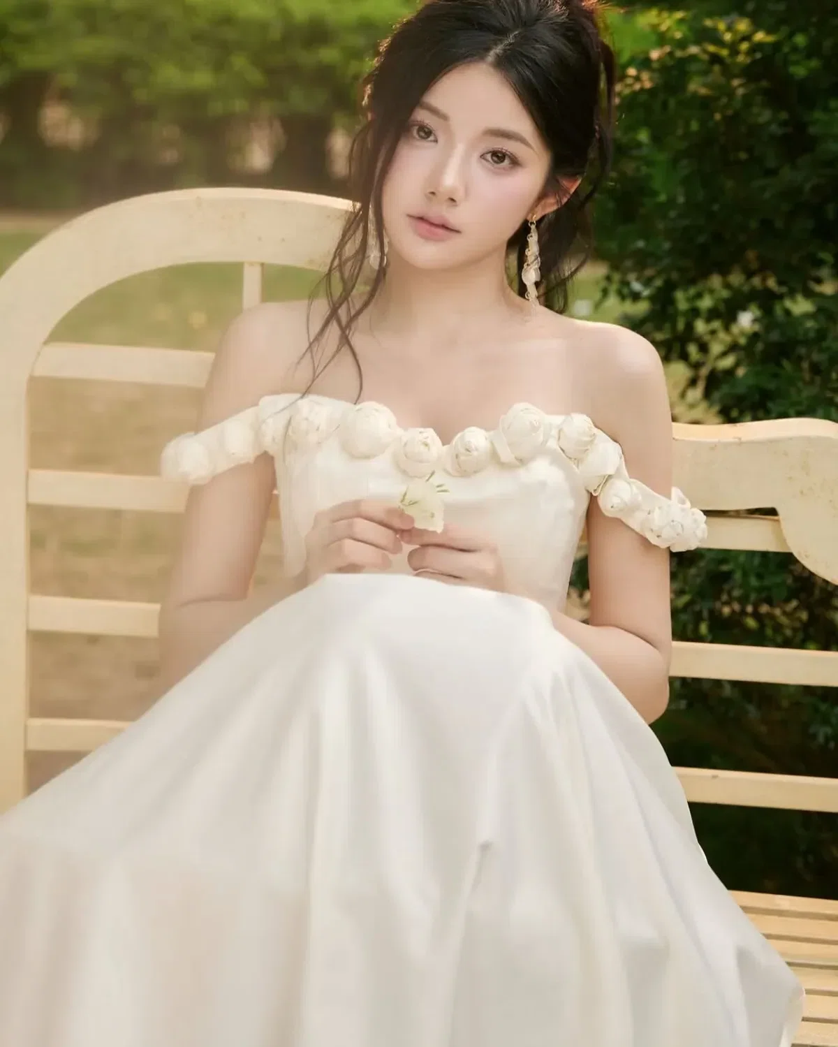 Váy trễ vai viền hoa màu trắng 4
