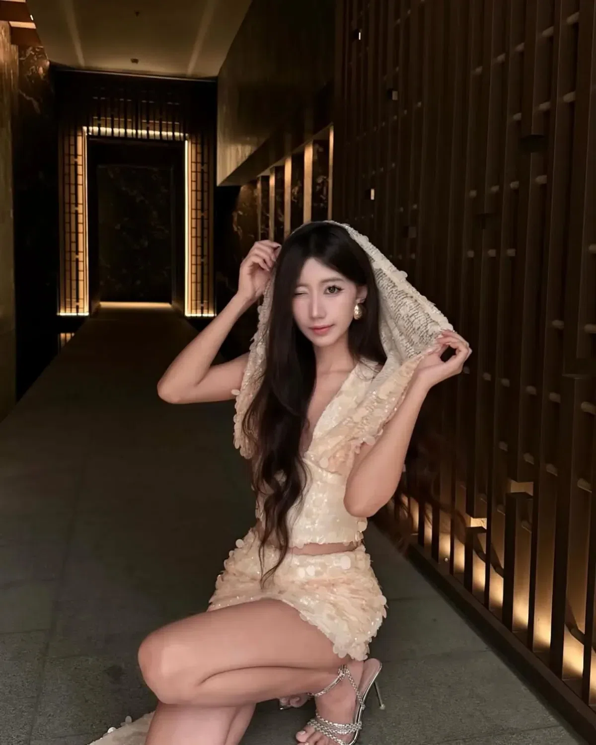 Áo corset kim sa phối khăn x Chân váy kim sa tà dài 4