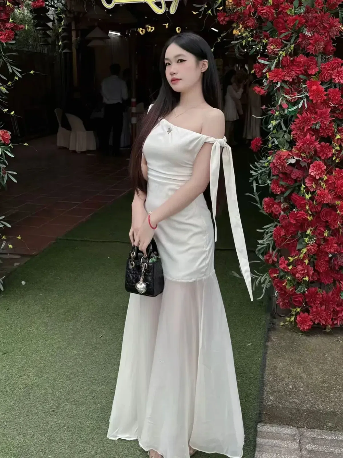 V222-V524 Váy trễ vai buộc lệch dáng dài 3