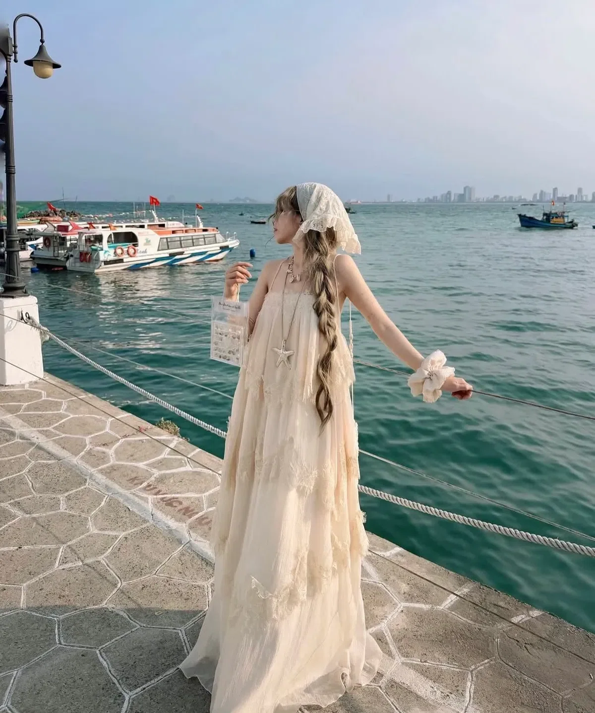 Chiếc đầm ren hot hit nhà Garden of Angels 14