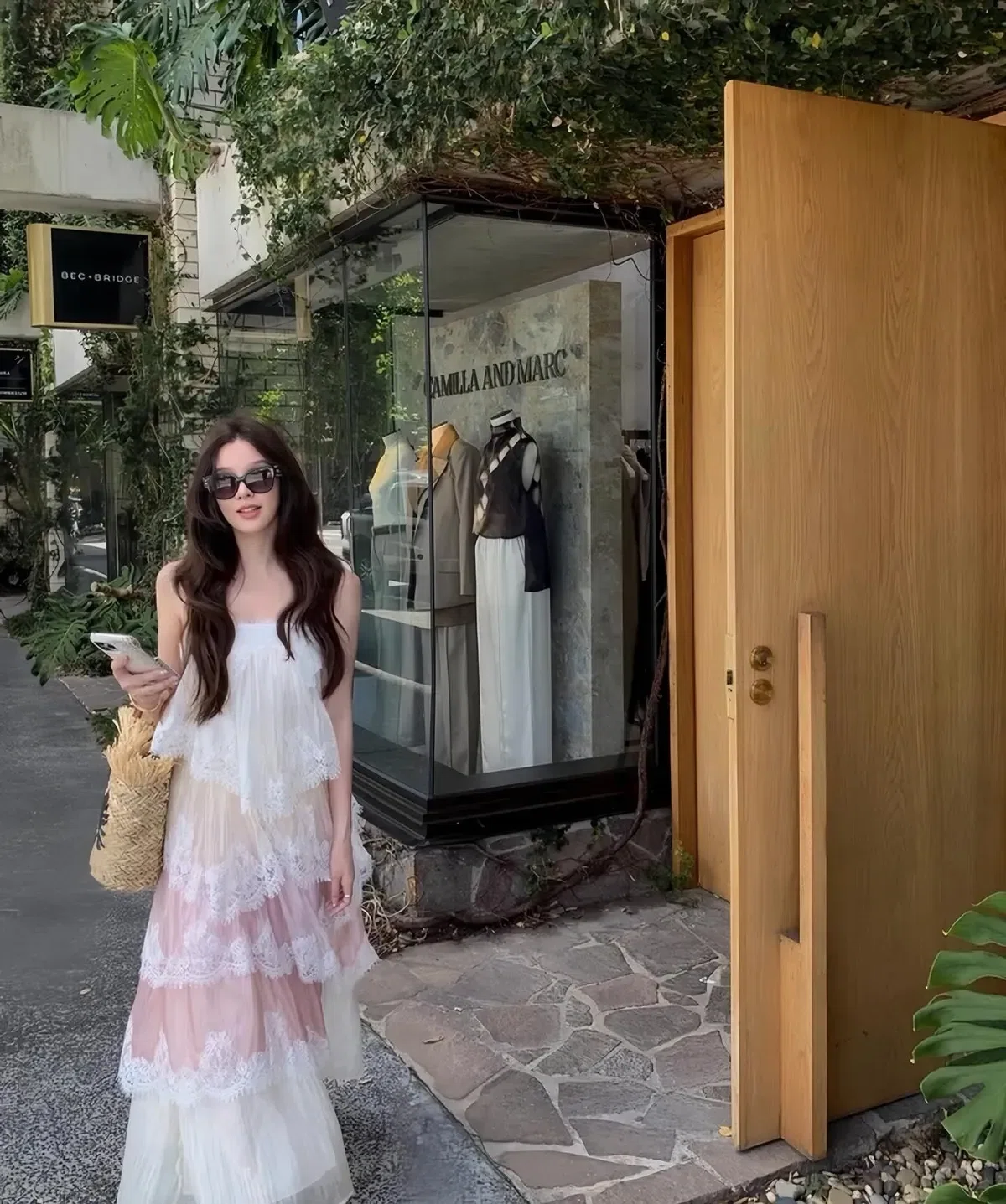 Chiếc đầm ren hot hit nhà Garden of Angels 1