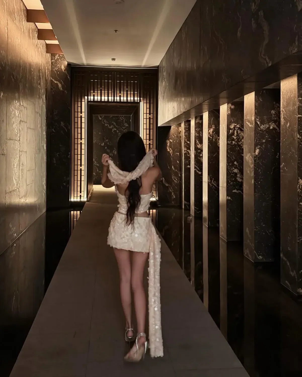 Áo corset kim sa phối khăn x Chân váy kim sa tà dài 3