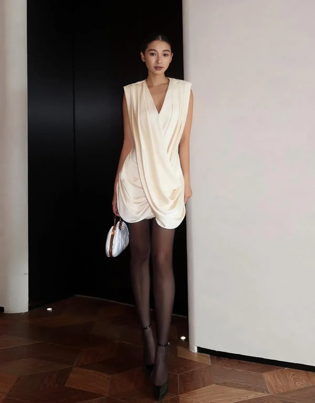 Váy lụa trắng size L 1