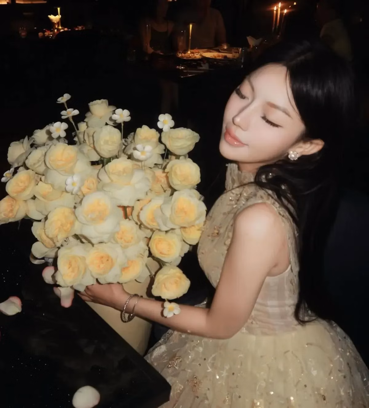 Váy sát nách kim tuyến màu be 3