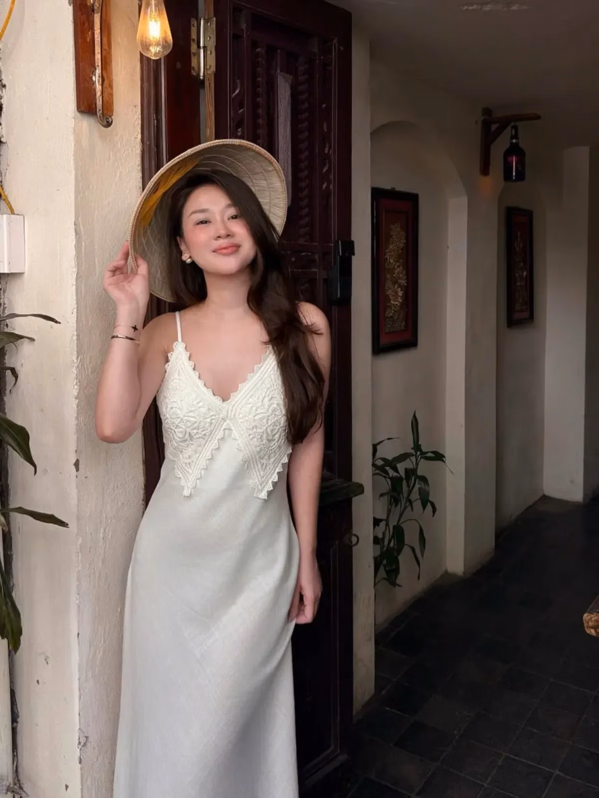 Một chiếc váy vừa thanh lịch vừa dễ mặc ✨ Chất liệu mềm mại, thoải mái, phần ren tạo điểm nhấn rất tinh tế. Diện đi chơi hay chụp ảnh đều cực ăn hình luôn 🤍 1