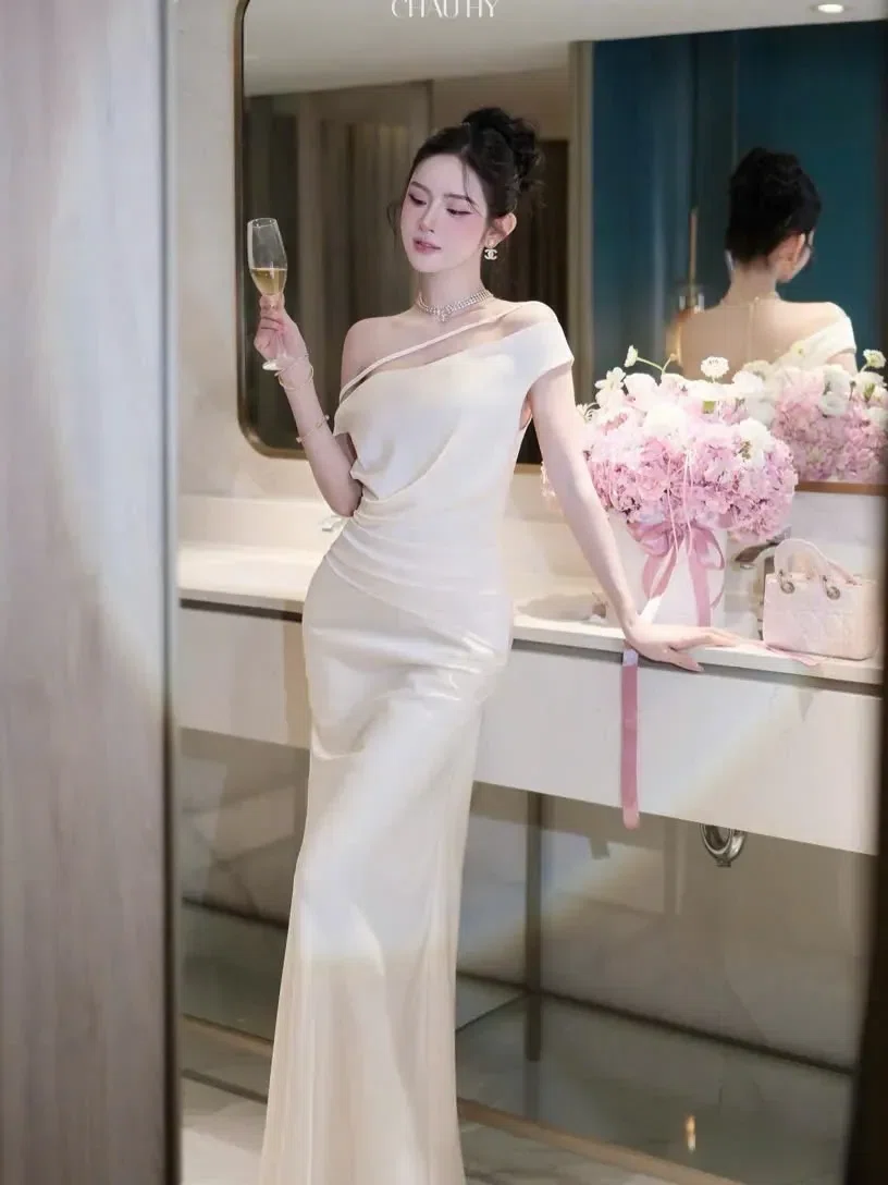 Váy lụa lệch vai 1