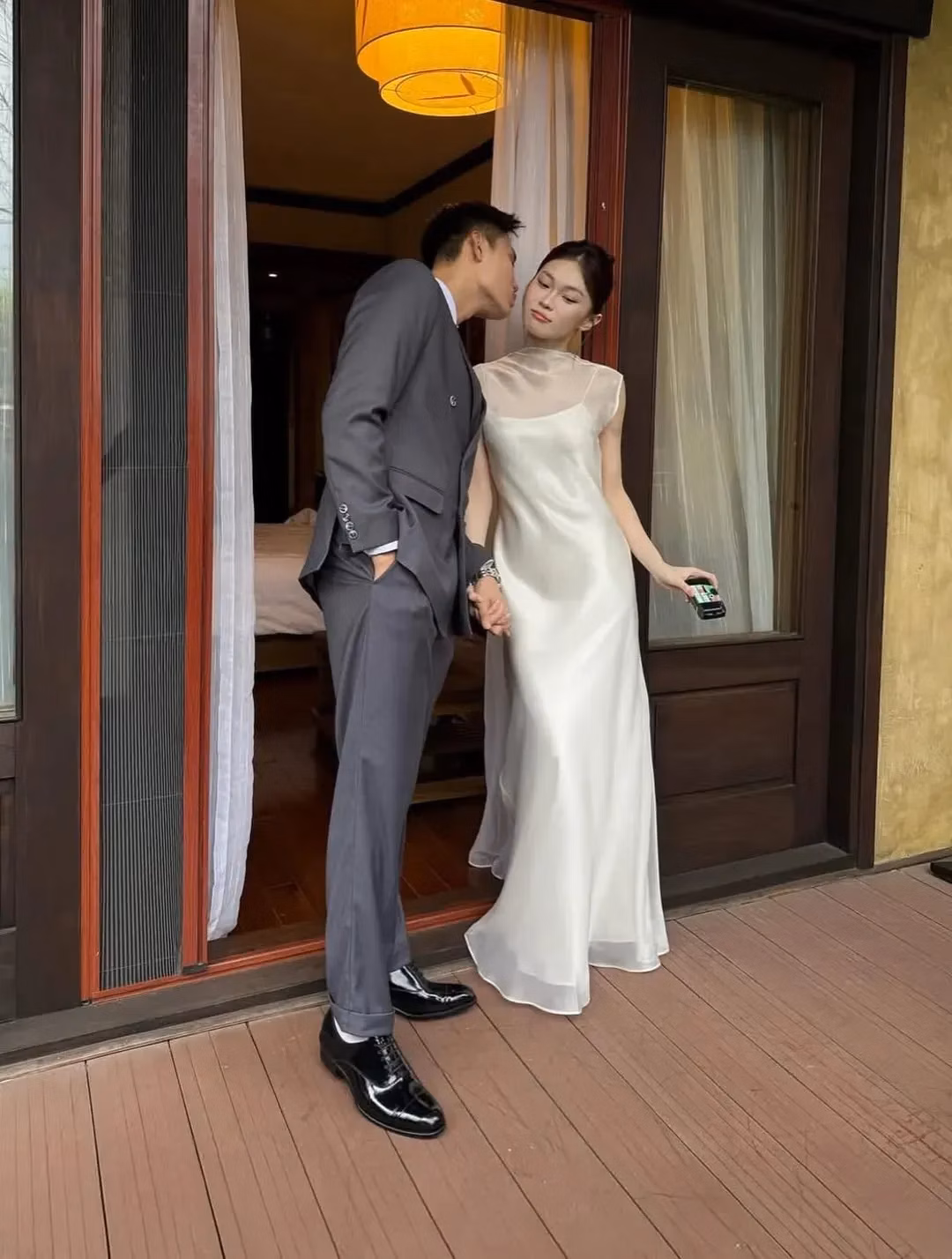 Váy lụa trắng 9