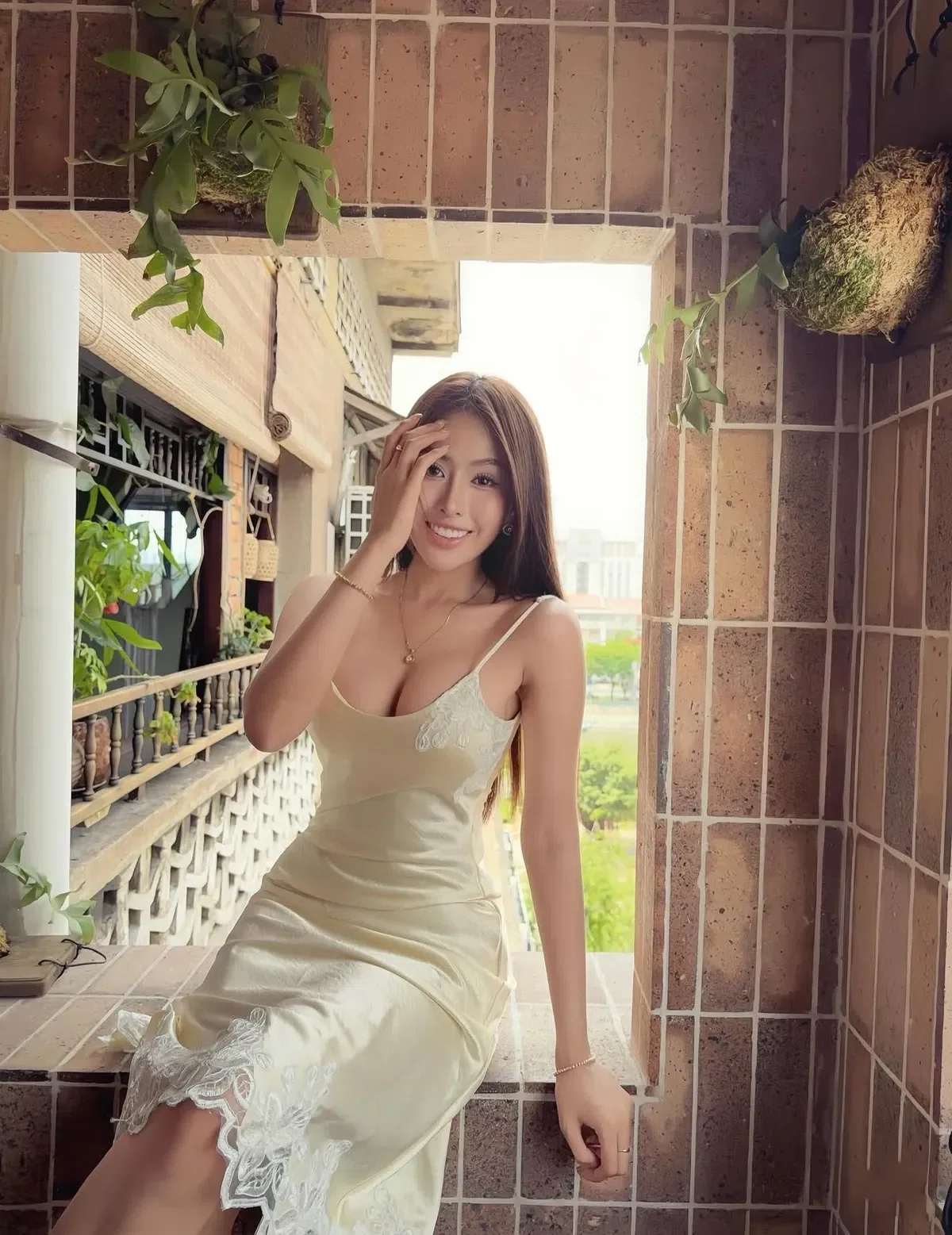 Chất lụa mềm mịn, tôn dáng cực xinh, không nhăn nên lên hình lúc nào cũng sang 1