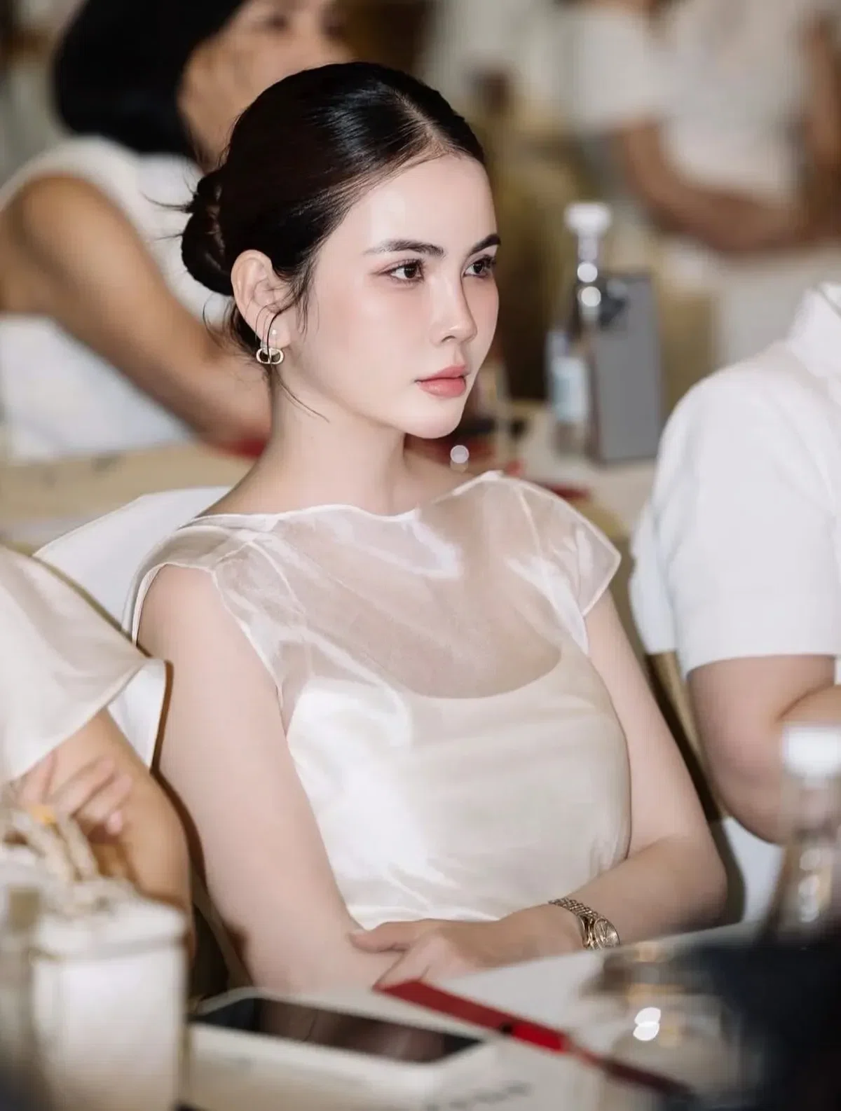 Váy lụa trắng 14