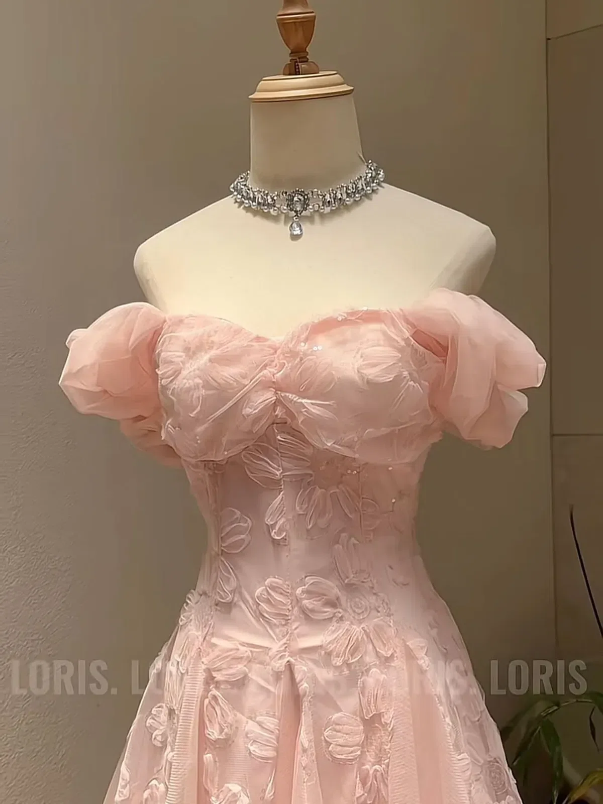 LORIS V025 váy dự tiệc trễ vai dáng dài 3