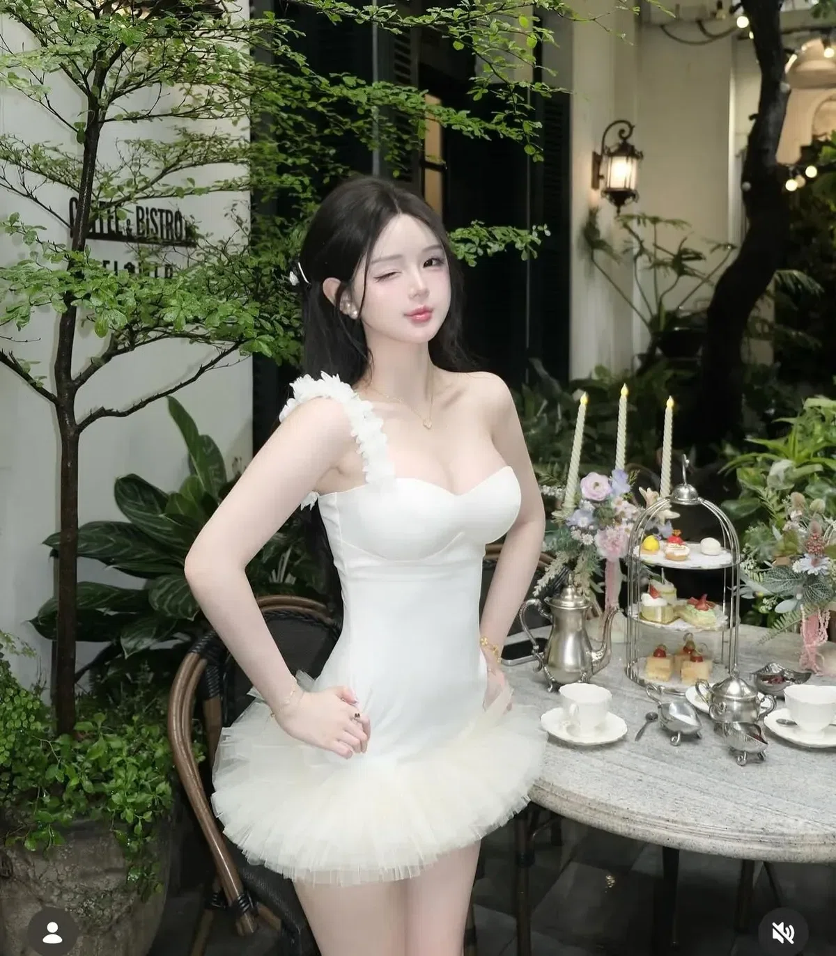 Váy lệch vai màu trắng 1