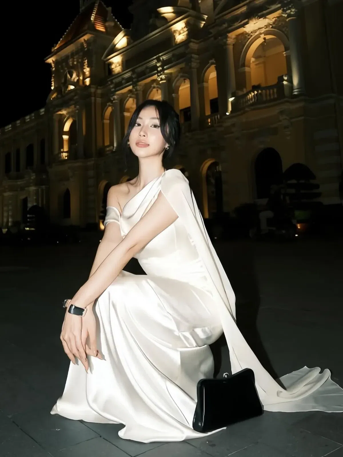 Váy lụa trễ vai màu trắng 3