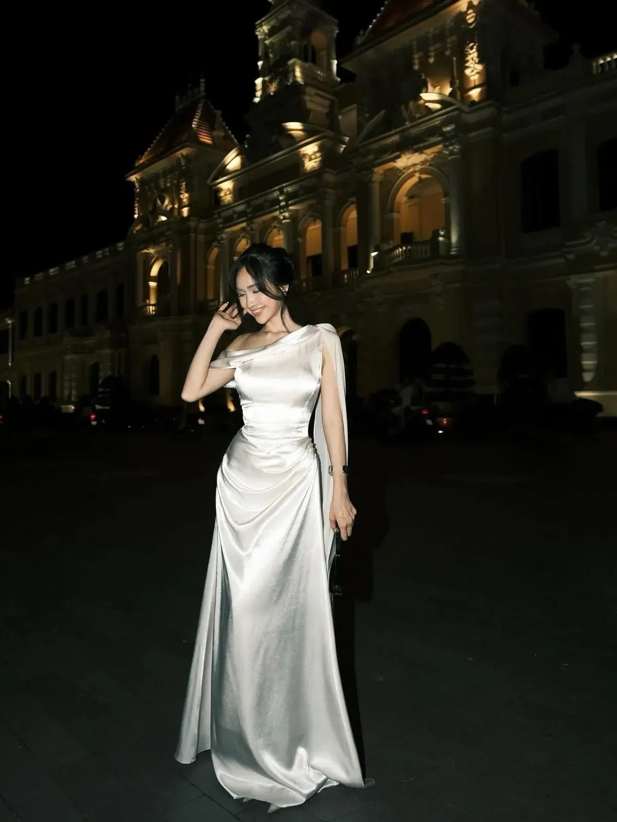 Váy lụa lệch vai size L 1