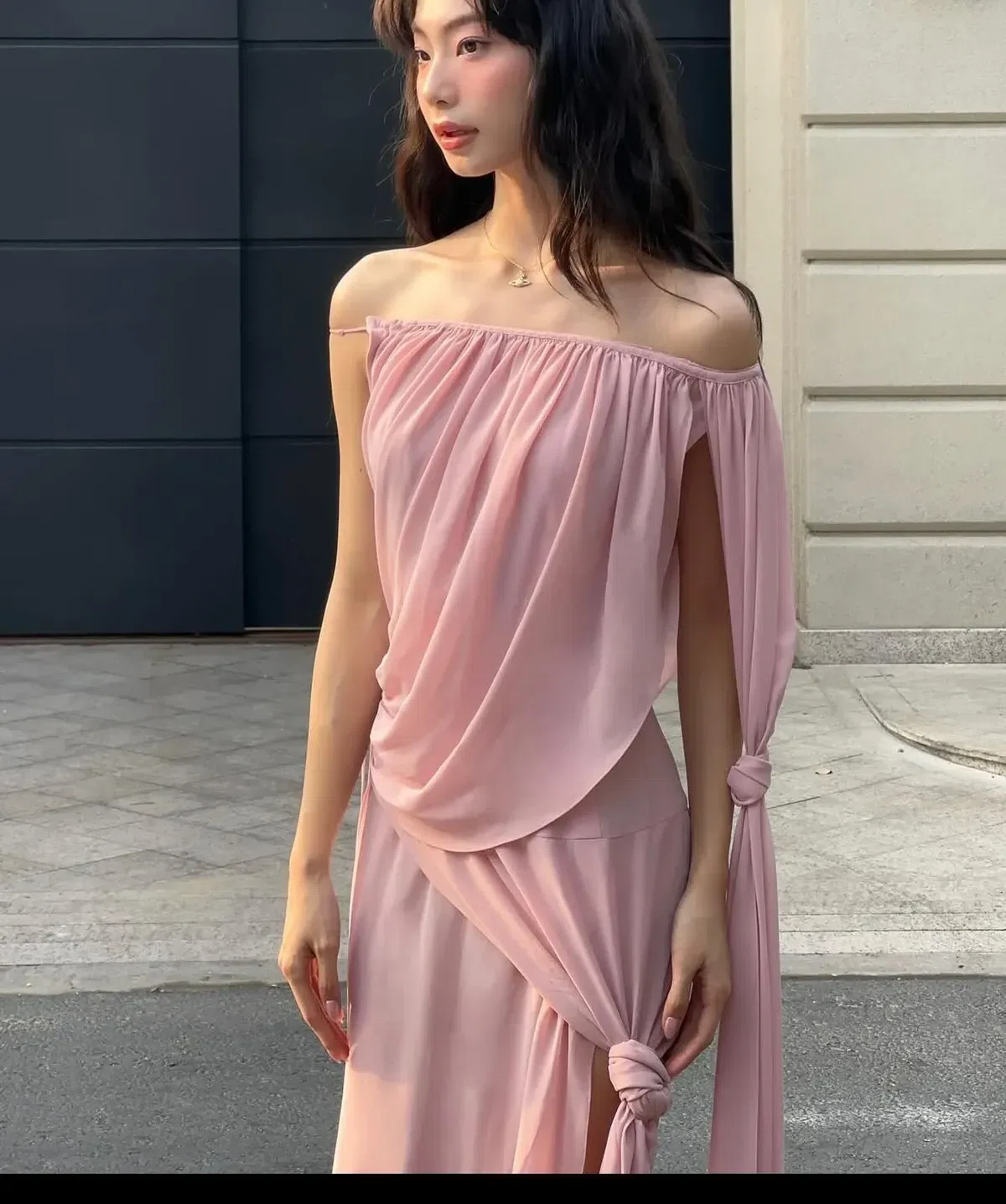 Váy trễ vai màu hồng 1