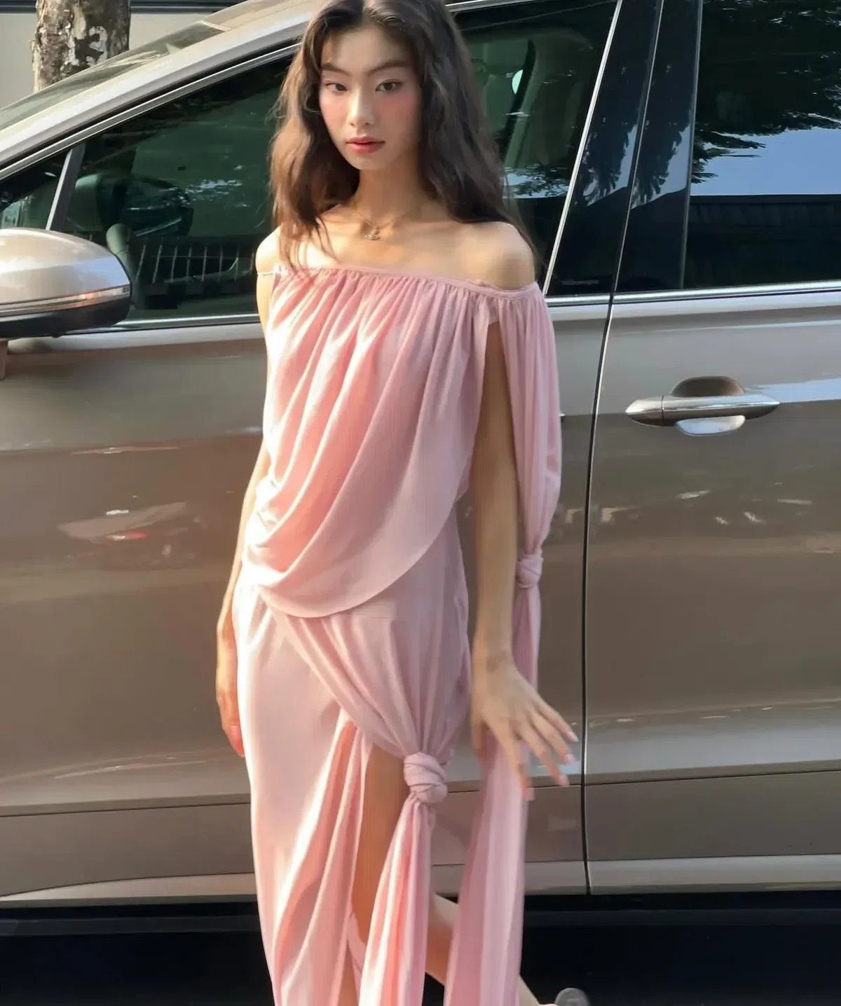 Váy trễ vai màu hồng 5