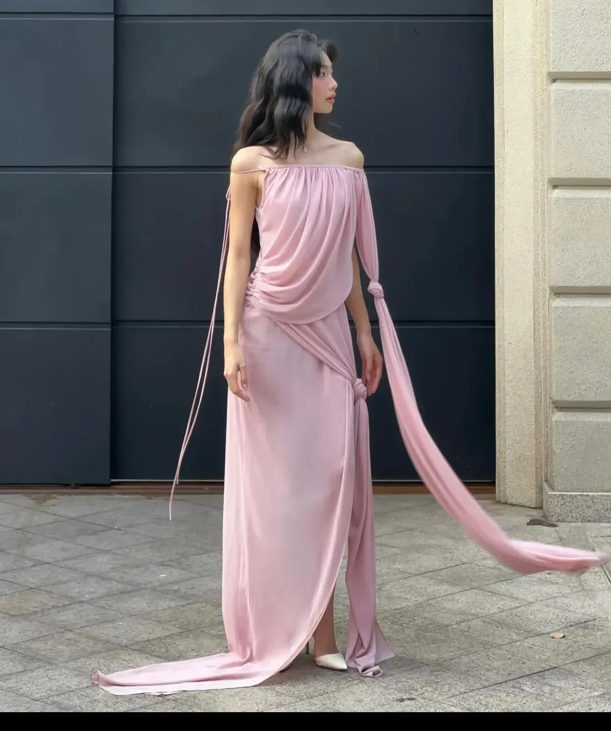 Váy trễ vai màu hồng 6