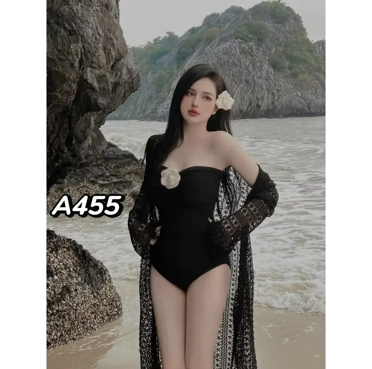 Set bikini 1 mảnh màu đen kèm áo choàng 1