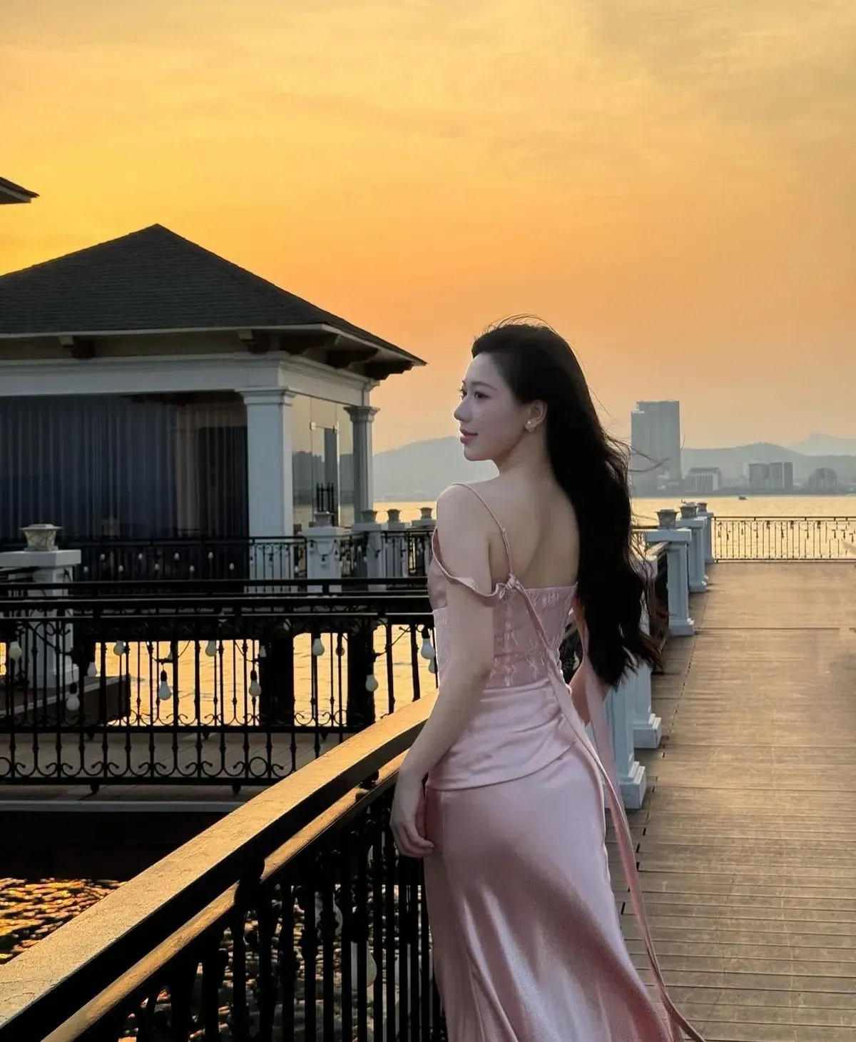 Váy lụa trễ vai màu hồng 2