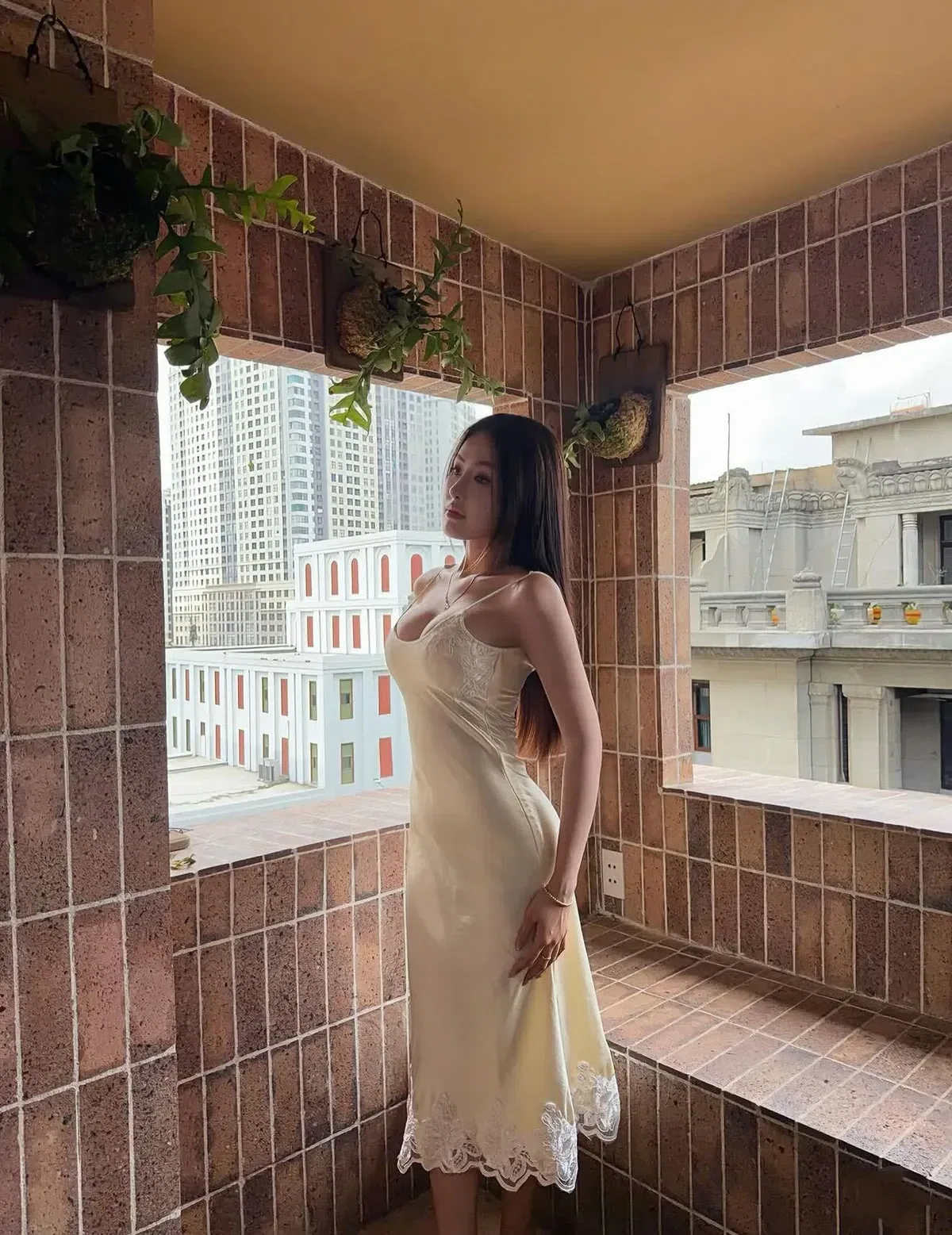 Chất lụa mềm mịn, tôn dáng cực xinh, không nhăn nên lên hình lúc nào cũng sang 3
