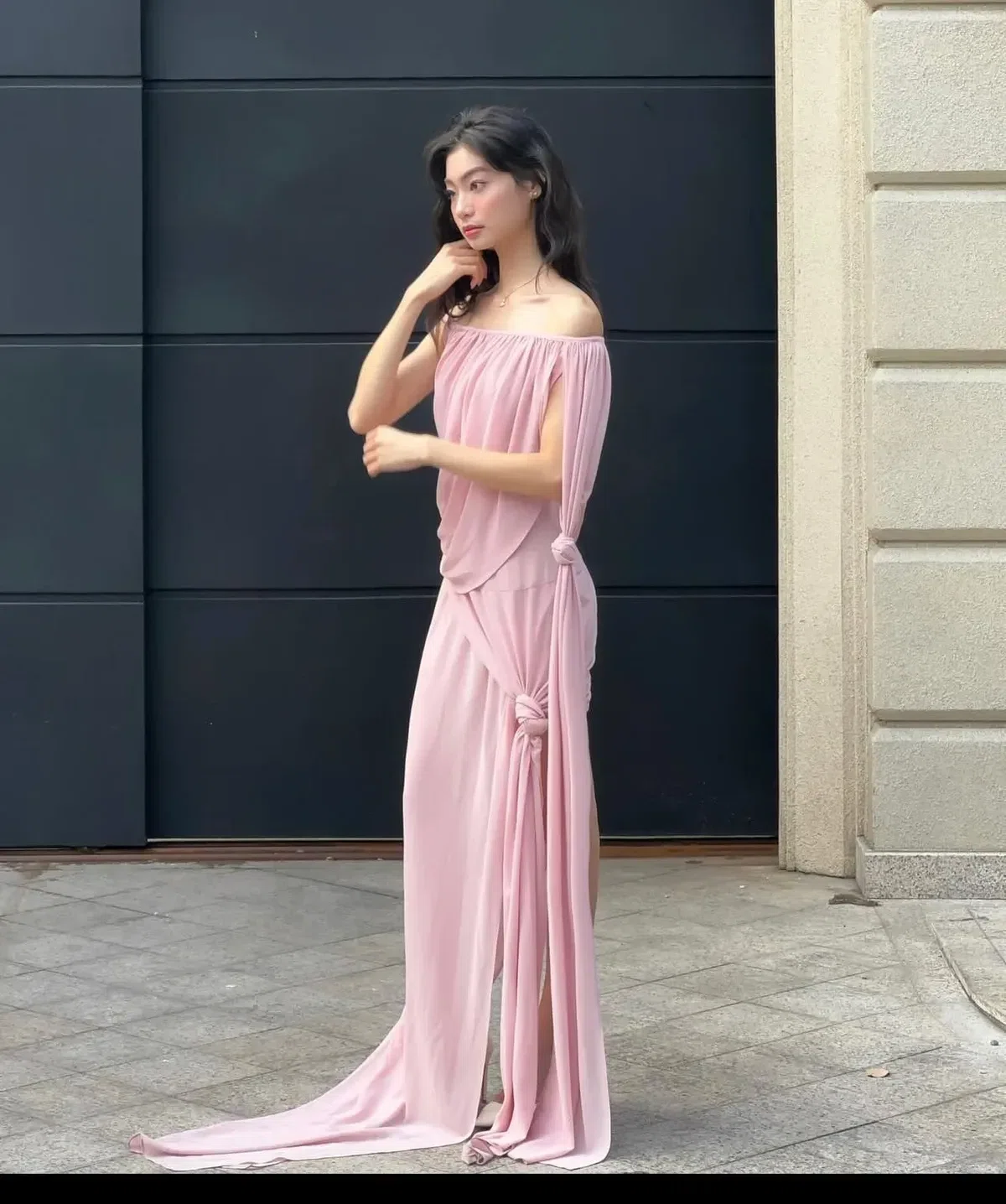 Váy trễ vai màu hồng 8