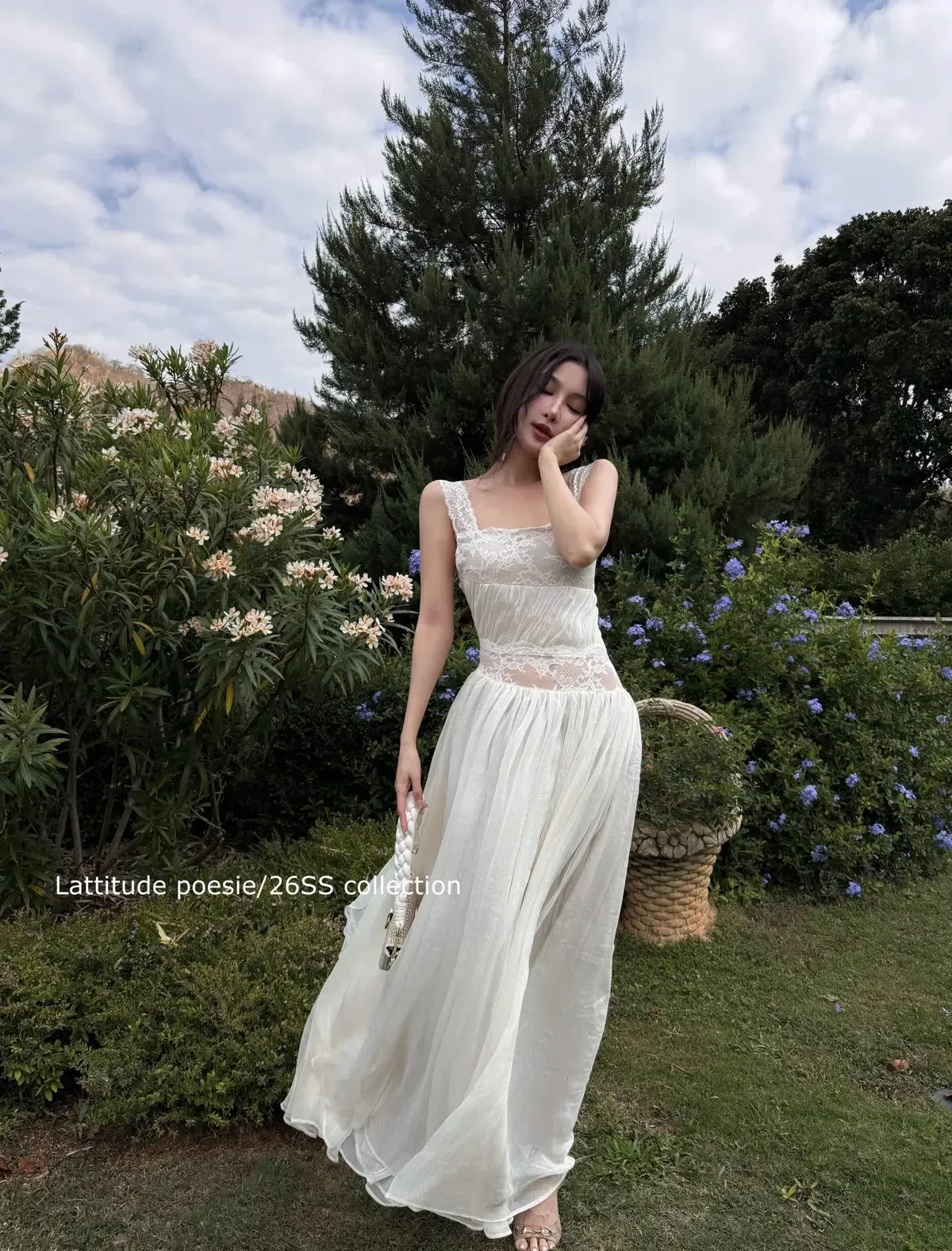 Đầm maxi trắng phối ren hở lưng DT0057 1