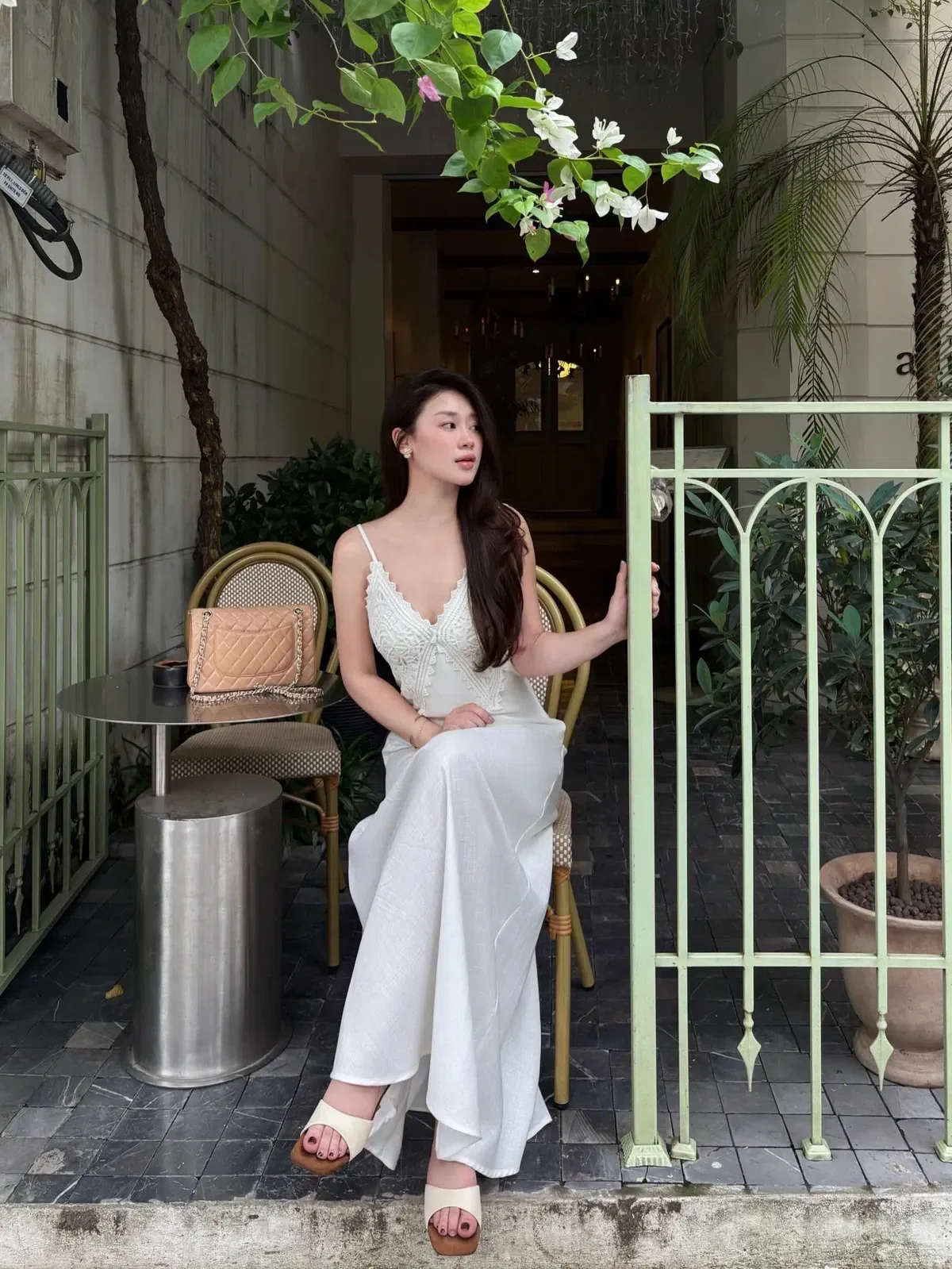Một chiếc váy vừa thanh lịch vừa dễ mặc ✨ Chất liệu mềm mại, thoải mái, phần ren tạo điểm nhấn rất tinh tế. Diện đi chơi hay chụp ảnh đều cực ăn hình luôn 🤍 6