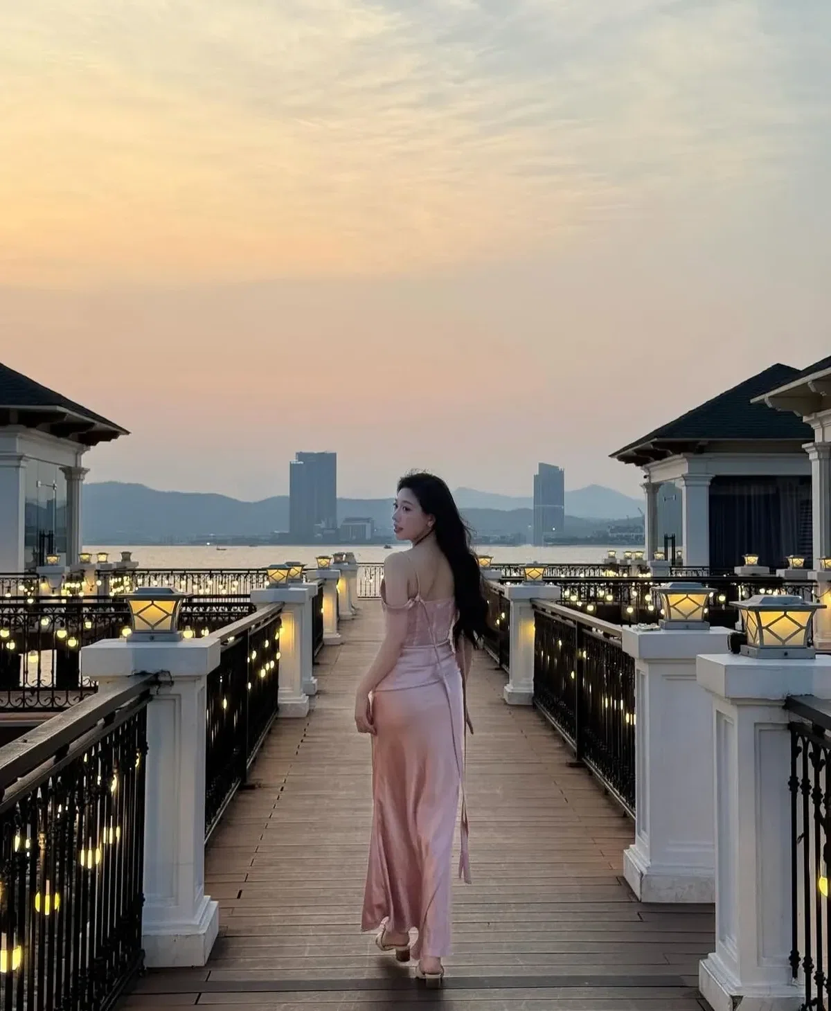 Váy lụa trễ vai màu hồng 3