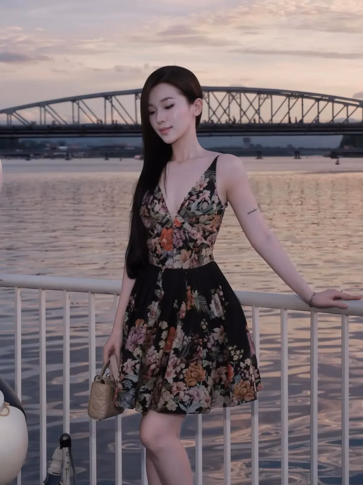 Chouchou V525 Đầm hoa đen 2