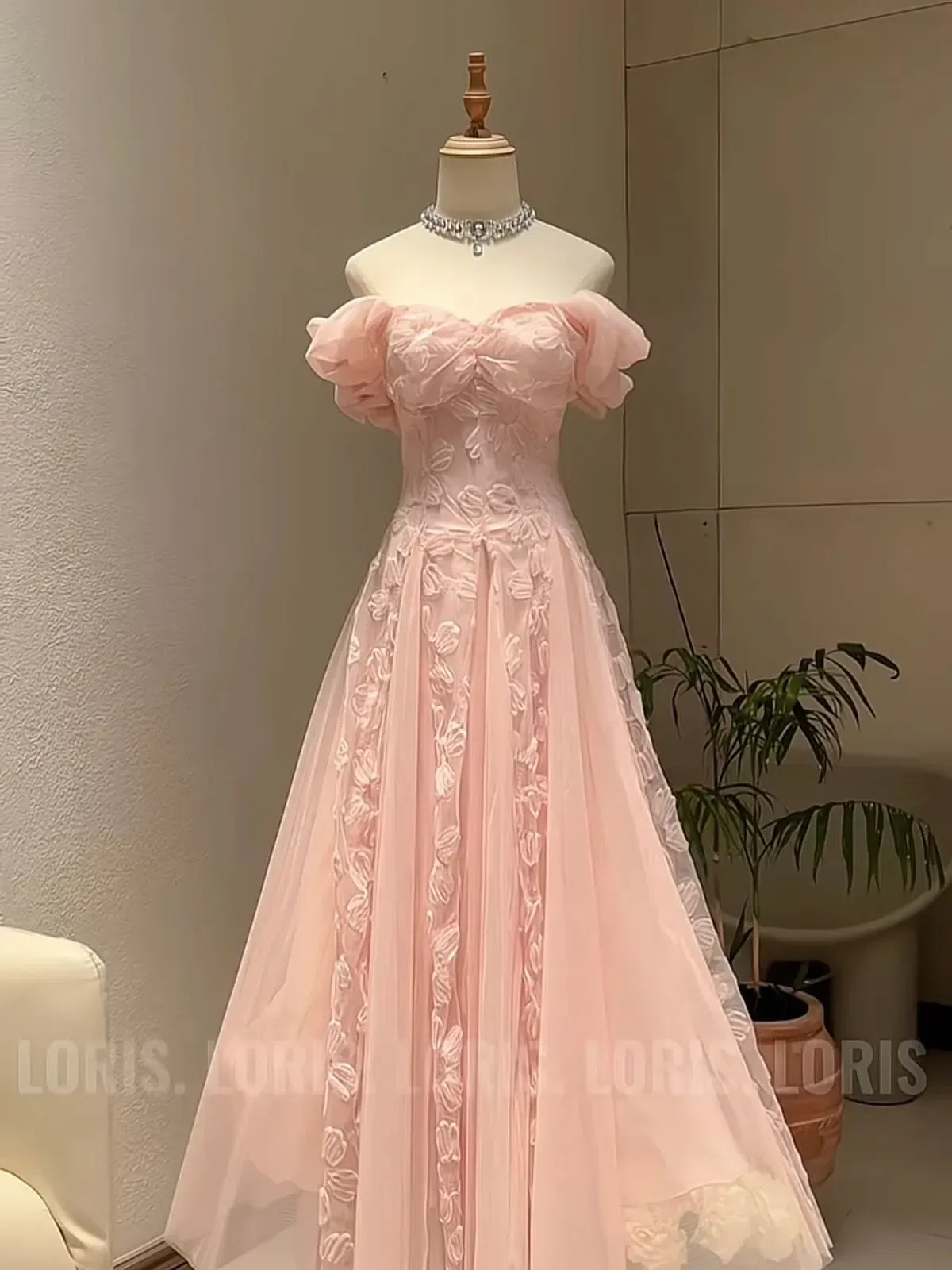 LORIS V025 váy dự tiệc trễ vai dáng dài 2