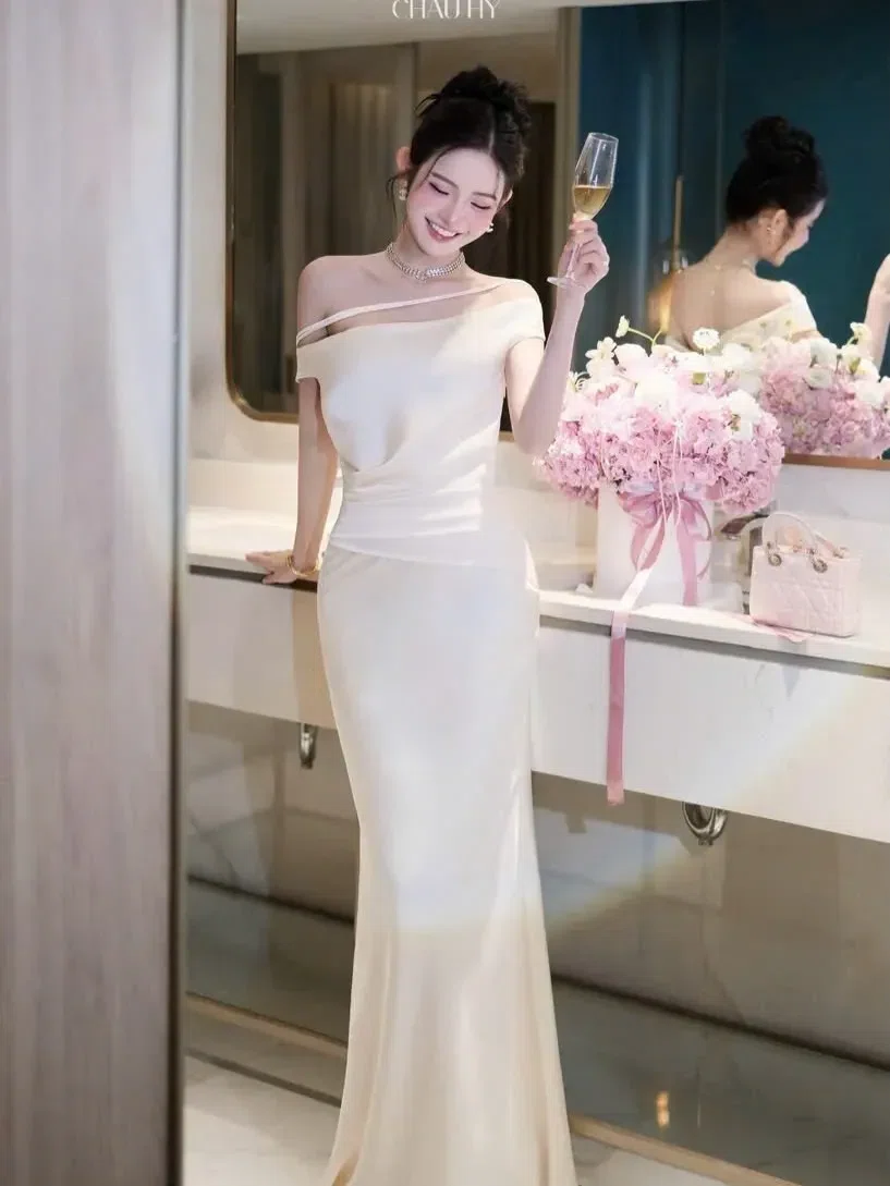 Váy lụa lệch vai 3