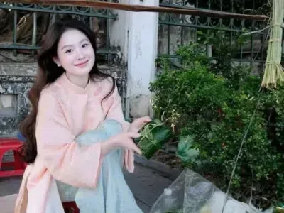Áo dài màu cam năm nay là hot trend lun các ce ơiii Áo dài brand Petbychang lụa 4 tà xinh lăm ạ.