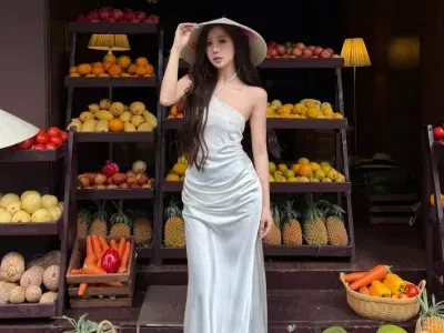 Váy lụa cổ yếm ren nhún eo