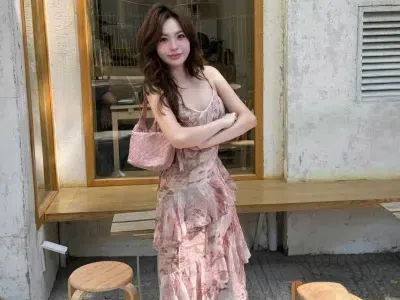Giá thuê váy + khoác ngoài hồng phấn