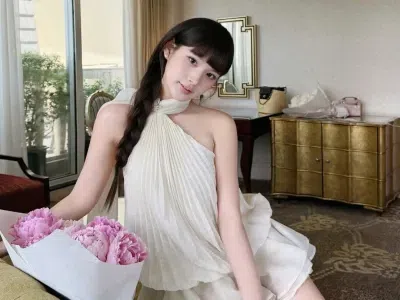 Váy tơ xếp ly lệch vai kèm charm