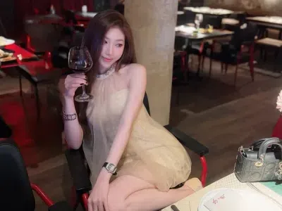 Váy cổ yếm đá nâu be