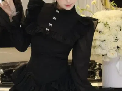 Váy tay bồng cổ yếm tròn đính nơ xếp ly - Eloise Dress